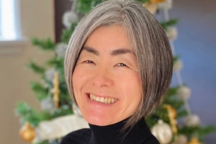 From Fear to Fabulous: Embracing Gray Hair in Midlife Transformation